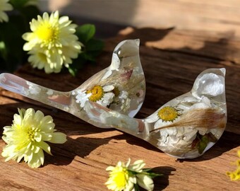 Recuerdo de pájaro floral de resina con flores incrustadas y cenizas de cremación