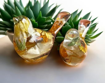 Recuerdo de pájaro floral de resina con flores incrustadas y cenizas de cremación