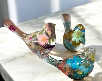Recuerdo de pájaro floral de resina con flores incrustadas y cenizas de cremación