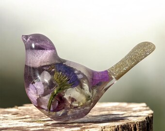 Recuerdo de pájaro floral de resina con flores incrustadas y cenizas de cremación