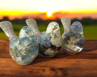 Recuerdo de pájaro floral de resina con flores incrustadas y cenizas de cremación