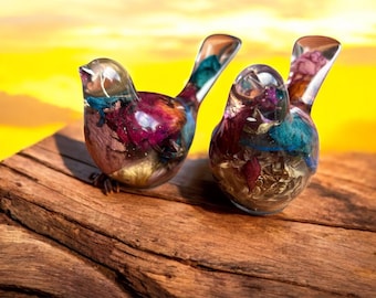 Recuerdo de pájaro floral de resina con flores incrustadas y cenizas de cremación