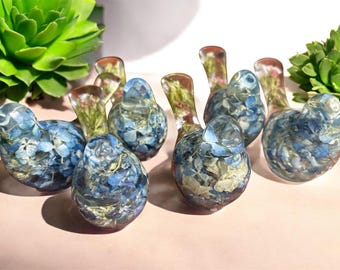 Recuerdo de pájaro floral de resina con flores incrustadas y cenizas de cremación
