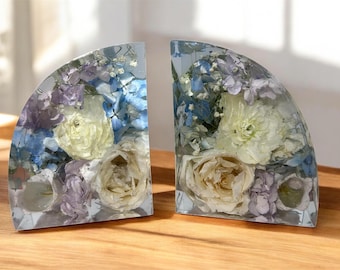 Sujetalibros personalizados de resina con flores preservadas de ramo de boda.