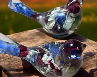 Recuerdo de pájaro floral de resina con flores incrustadas y cenizas de cremación