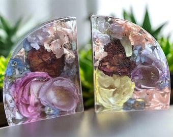 Sujetalibros personalizados de resina con flores preservadas de ramo de boda.