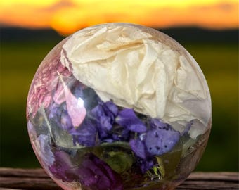 Recuerdo de esfera de resina floral: flores preservadas para bodas