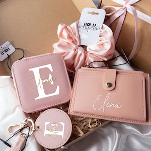 Caixa de presente personalizada rosa para ela – carteira com nome personalizado, caixa de joias tamanho viagem, chaveiro e scrunchie de cetim macio