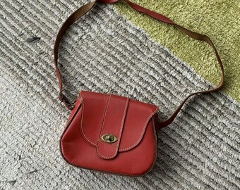 1970s Vintage Red Leather Cross Body Sling Bag Purse Small 70s Vintage Purse Clasp Mini Bag Crossbody Strap 60s Womens True Vintage Boho