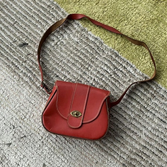 1970s Vintage Red Leather Cross Body Sling Bag Pu… - image 1