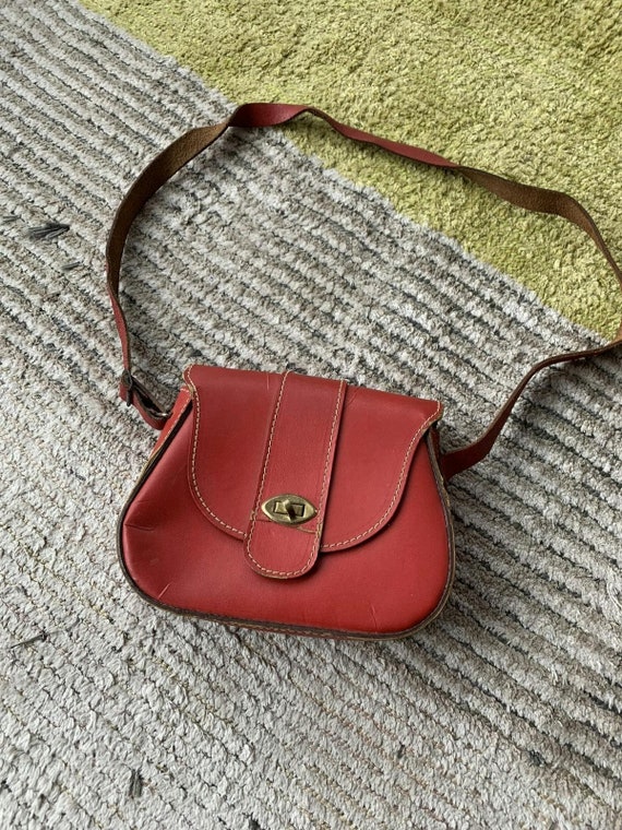 1970s Vintage Red Leather Cross Body Sling Bag Pu… - image 3