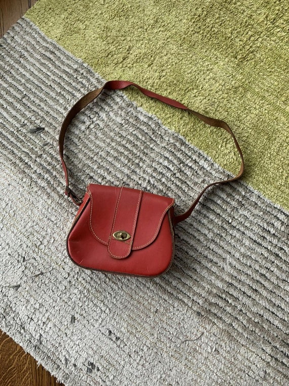 1970s Vintage Red Leather Cross Body Sling Bag Pu… - image 2