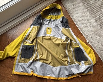 Mountain Hardwear Shell Jacket Taped Seams Gorpcore Arcteryx