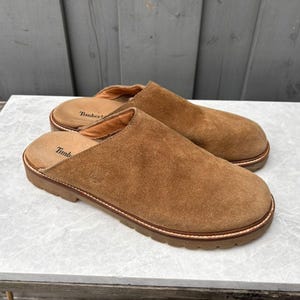 Könnte beinhalten: Ein Paar braune Wildlederschuhe von Timberland zum Reinschlüpfen mit Gummisohle.