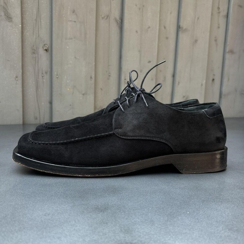 Scarpe da sera in pelle scamosciata con punta quadrata vintage Gianfranco Ferré anni '80 '90 Scarpe in pelle scamosciata vintage GFF Made in Italy con lacci anni '80 '90 Formali in pelle nera immagine 2