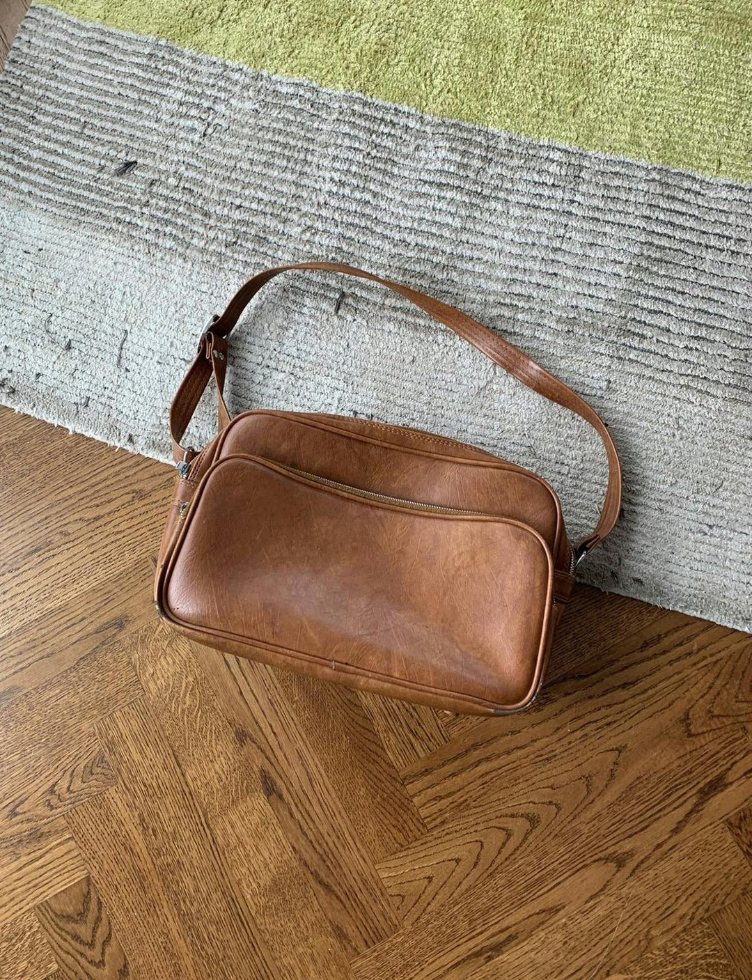 バッグ 80s  vintage sling messenger bag 1980s Brown Leather Messenger Bag 70s Vintage Skyline Crossbody