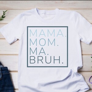 Pode incluir: Camiseta branca com um gráfico azul e cinza que diz "MAMA. MOM. MA. BRUH."