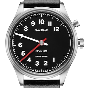 Könnte beinhalten: Eine Armbanduhr mit schwarzem Zifferblatt, silberfarbenem Gehäuse und schwarzem Lederarmband. Das Zifferblatt zeigt weiße Ziffern, weiße und rote Zeiger sowie den Markennamen "SVALBARD". Die Uhr hat auch zwei seitliche Knöpfe.