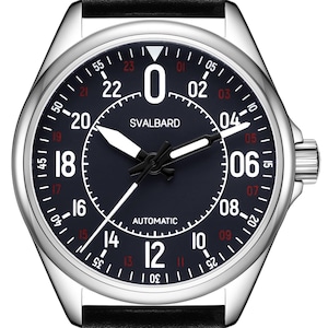 Pode incluir: Um relógio prateado com um mostrador preto e ponteiros brancos. O relógio tem uma pulseira de couro preta e as palavras "SVALBARD" e "AUTOMATIC" impressas no mostrador.