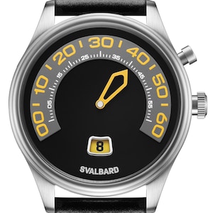 Könnte beinhalten: Eine silberne Armbanduhr mit schwarzem Zifferblatt und gelben Akzenten. Das Zifferblatt hat ein einzigartiges Design mit den Zahlen 0-60, die in einem kreisförmigen Muster angezeigt werden. Das Zifferblatt zeigt auch das Wort "SVALBARD" und die Zahl "8".