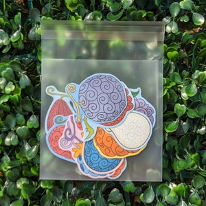 Puede incluir: Una bolsa de pl&aacute;stico transparente que contiene un conjunto de pegatinas de colores con forma de fruta. Las pegatinas presentan una variedad de dise&ntilde;os, incluyendo espirales, puntos y l&iacute;neas. Las pegatinas son perfectas para a&ntilde;adir un toque de fantas&iacute;a a cualquier proyecto.