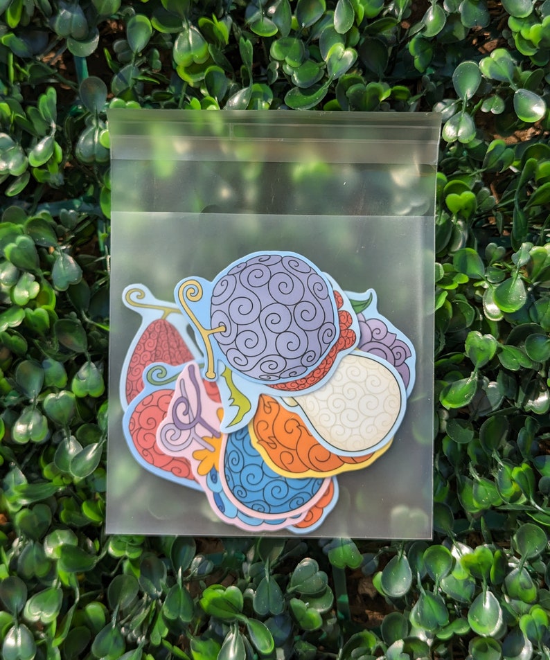Puede incluir: Una bolsa de pl&aacute;stico transparente que contiene un conjunto de pegatinas de colores con forma de fruta. Las pegatinas presentan una variedad de dise&ntilde;os, incluyendo espirales, puntos y l&iacute;neas. Las pegatinas son perfectas para a&ntilde;adir un toque de fantas&iacute;a a cualquier proyecto.