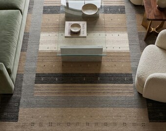 Auténtica lana Loribaft Gabbeh con diseño geométrico a rayas en tonos tierra naturales. Tejido artesanal a mano. Decoración tribal única, perfecta para la sala de estar.