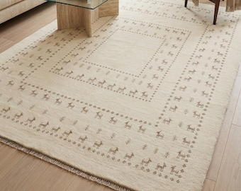 Alfombra de lana Gabbeh Loribaft tejida a mano en telar manual con motivos tribales de animales, alfombra persa color marfil, área neutra, estilo boho, decoración de sala de estar estilo granja boho