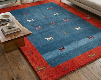 Alfombra de lana Gabbeh auténtica tejida a mano Loribaft. Motivos nómadas caprichosos en azul profundo únicos. Calidad superior, pelo de felpa suave. Decoración moderna.