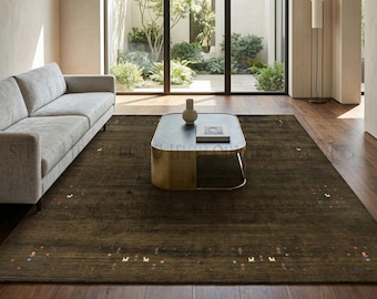 Alfombra Loribaft Gabbeh tejida a mano en color marrón oscuro con motivos tribales modernos Abrash naturales en el borde. Lana pura de alta densidad tejida a mano para sala de estar.
