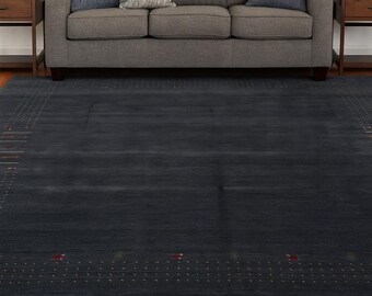 Alfombra persa Gabbeh anudada a mano: diseño minimalista en gris carbón con sutiles motivos tribales, moderna alfombra de lana, estilo bohemio chic, tejida a mano.
