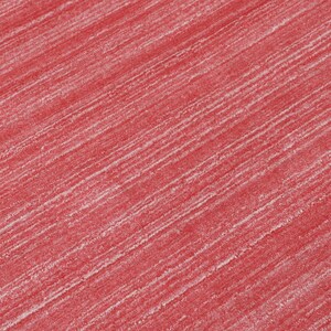 Puede incluir: Una superficie de tela texturizada con un color base rojo vibrante y finas rayas blancas diagonales que atraviesan el material, creando una apariencia jaspeada sutil con un patr&oacute;n lineal consistente y repetitivo en todo el textil.