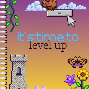 Op de afbeelding: Een spiraalgebonden notitieboekomslag met pixel art van een bruine kip op een startknop, een grijs kasteel, een roze kat, een vlinder en bloemen. De tekst luidt it's time to level up tegen een paarse en oranje gradiënt achtergrond.