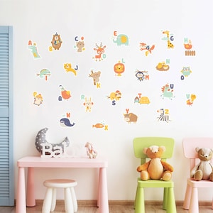 Adhesivo de pared con alfabeto ilustrado, divertido adorno para dormitorio infantil, con temática animal, fácil de despegar y pegar.