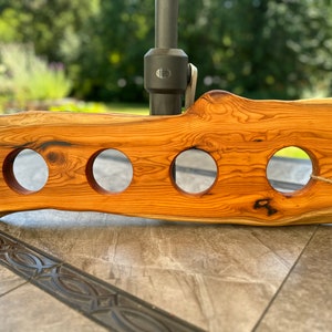 Reclaimed Yew Wood Beer / Wine Flugbrett, rustikales handgefertigtes Holzgeschenk, einzigartiges Holz