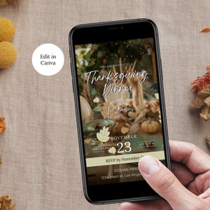 Op de afbeelding: Een uitnodiging voor een Thanksgiving-diner op het scherm van een smartphone. De uitnodiging is voor donderdag 23 november om 19:00 uur. De uitnodiging wordt georganiseerd door The Johnsons. De uitnodiging bevat een telefoonnummer en een adres voor RSVP.