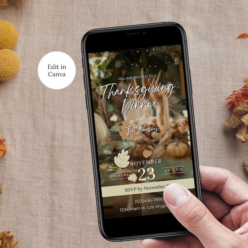 Op de afbeelding: Een uitnodiging voor een Thanksgiving-diner op het scherm van een smartphone. De uitnodiging is voor donderdag 23 november om 19:00 uur. De uitnodiging wordt georganiseerd door The Johnsons. De uitnodiging bevat een telefoonnummer en een adres voor RSVP.