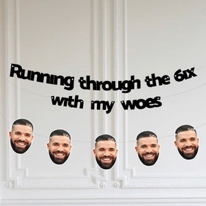 Può includere: Un banner nero con la scritta "Running through the 6ix with my woes" sopra cinque ritagli di volti sorridenti. I ritagli raffigurano un uomo con la barba e un disegno a forma di cuore sulla testa.