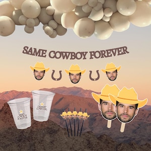Peut inclure: Décorations de fête sur le thème du désert. L'image présente des gobelets en plastique transparents, des découpes de visages sur des bâtons et une bannière avec l'inscription "SAME COWBOY FOREVER". Il y a aussi des découpes de visages de chapeaux de cowboy et des décorations de fers à cheval.