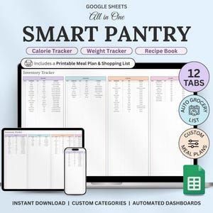 Op de afbeelding: Een digitaal product weergegeven op een laptop, tablet en smartphone. Het product is een "Smart Pantry" sjabloon voor Google Sheets, met calorie- en gewichtstrackers, een receptenboek en een inventarisatie tracker. Het ontwerp bevat de tekst "Smart Pantry".