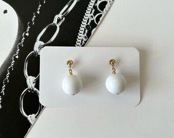 Petites boucles d'oreilles vintage avec perles simples blanches. Clou d'oreille doré. Lucite. Années 80-90