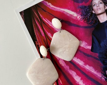 Boucles d'oreilles Lucite blanche-rose.Boucles d'oreilles pendantes. Forme carrée.