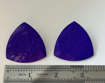 Boucles d'oreilles triangle violet en métal. Années 80-90. Style modulaire. Pourpre profond.