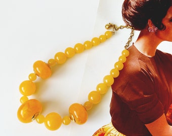 Vintage Lucite Perlen gewirbelt. Chunky Perlen. Choker. 1940er -1950er Jahre. Mid-Century