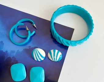 Blaues Vintage Set aus den 1980ern-1990ern. Blaue und weiße Ohrstecker. Creolen Ohrringe. Mod-Stil. Lucite Armreif