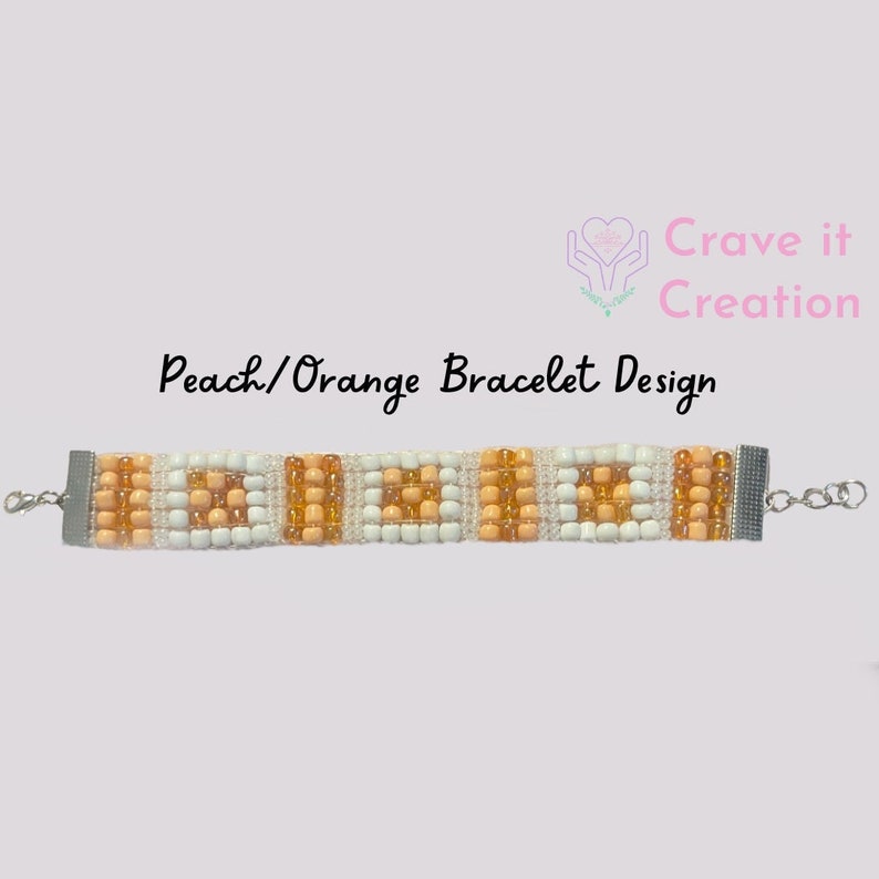 K&ouml;nnte beinhalten: Ein Perlenarmband mit einem geometrischen Pfirsich- und Orangendesign. Das Armband hat abwechselnde Quadrate aus Pfirsich- und wei&szlig;en Perlen, die durch silberfarbene Metallverschl&uuml;sse verbunden sind. Der Text "Peach/Orange Bracelet Design" ist kursiv geschrieben.