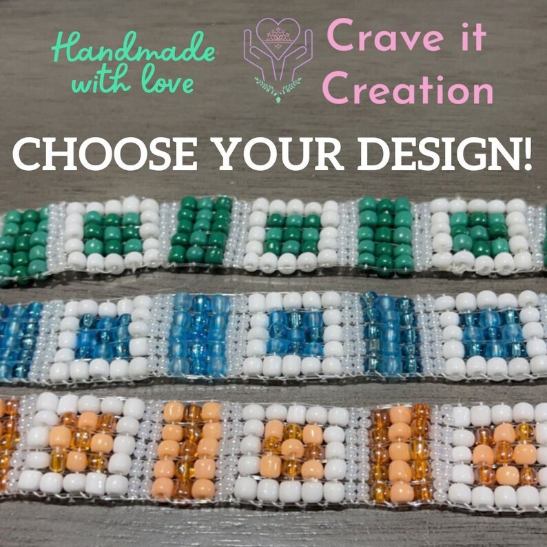 K&ouml;nnte beinhalten: Handgefertigte Armb&auml;nder aus gr&uuml;nen, blauen und orangefarbenen Perlen mit wei&szlig;en quadratischen Akzenten. Die Armb&auml;nder werden mit dem Text "Choose Your Design!" und "Handmade with love" und "Crave it Creation" pr&auml;sentiert.