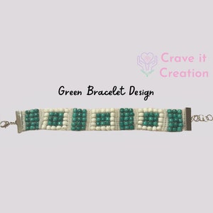 K&ouml;nnte beinhalten: Ein Armband mit Perlen mit einem sich wiederholenden Muster aus gr&uuml;nen und wei&szlig;en Perlen. Das Armband hat einen silbernen Verschluss und den Text "Green Bracelet Design". Das Armband befindet sich auf hellem Hintergrund.