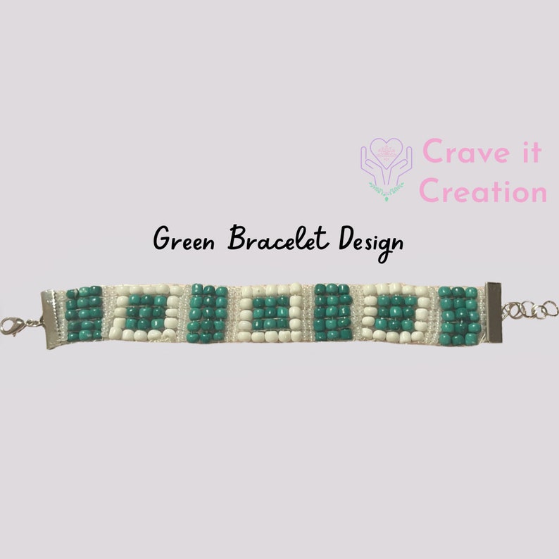 K&ouml;nnte beinhalten: Ein Armband mit Perlen mit einem sich wiederholenden Muster aus gr&uuml;nen und wei&szlig;en Perlen. Das Armband hat einen silbernen Verschluss und den Text "Green Bracelet Design". Das Armband befindet sich auf hellem Hintergrund.