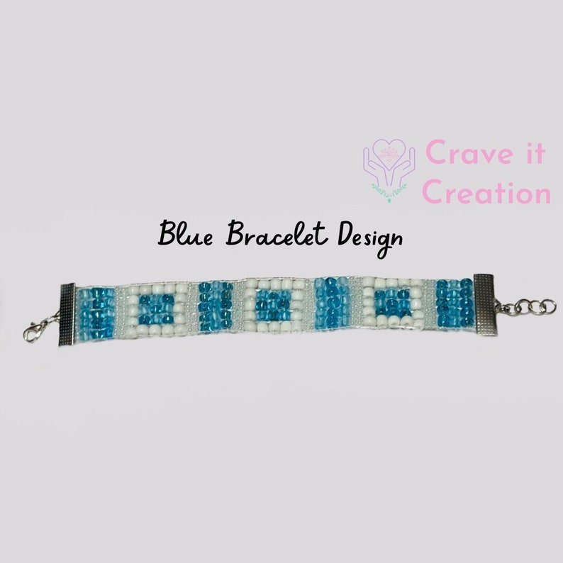 K&ouml;nnte beinhalten: Ein Armband mit Perlen mit einem blau-wei&szlig;en quadratischen Muster. Das Armband hat einen silberfarbenen Verschluss und den Text "Blue Bracelet Design". Ein handgefertigtes Accessoire.